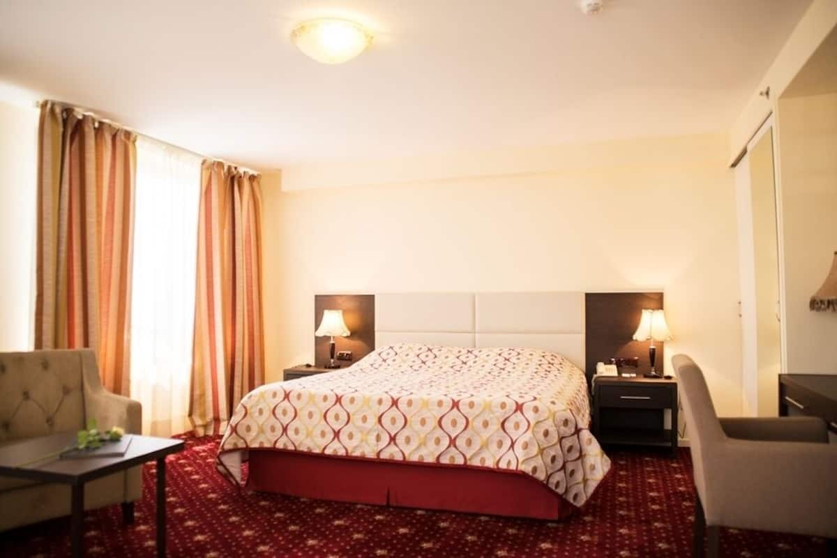 In-room safe, desk, iron/ironing board, free WiFi