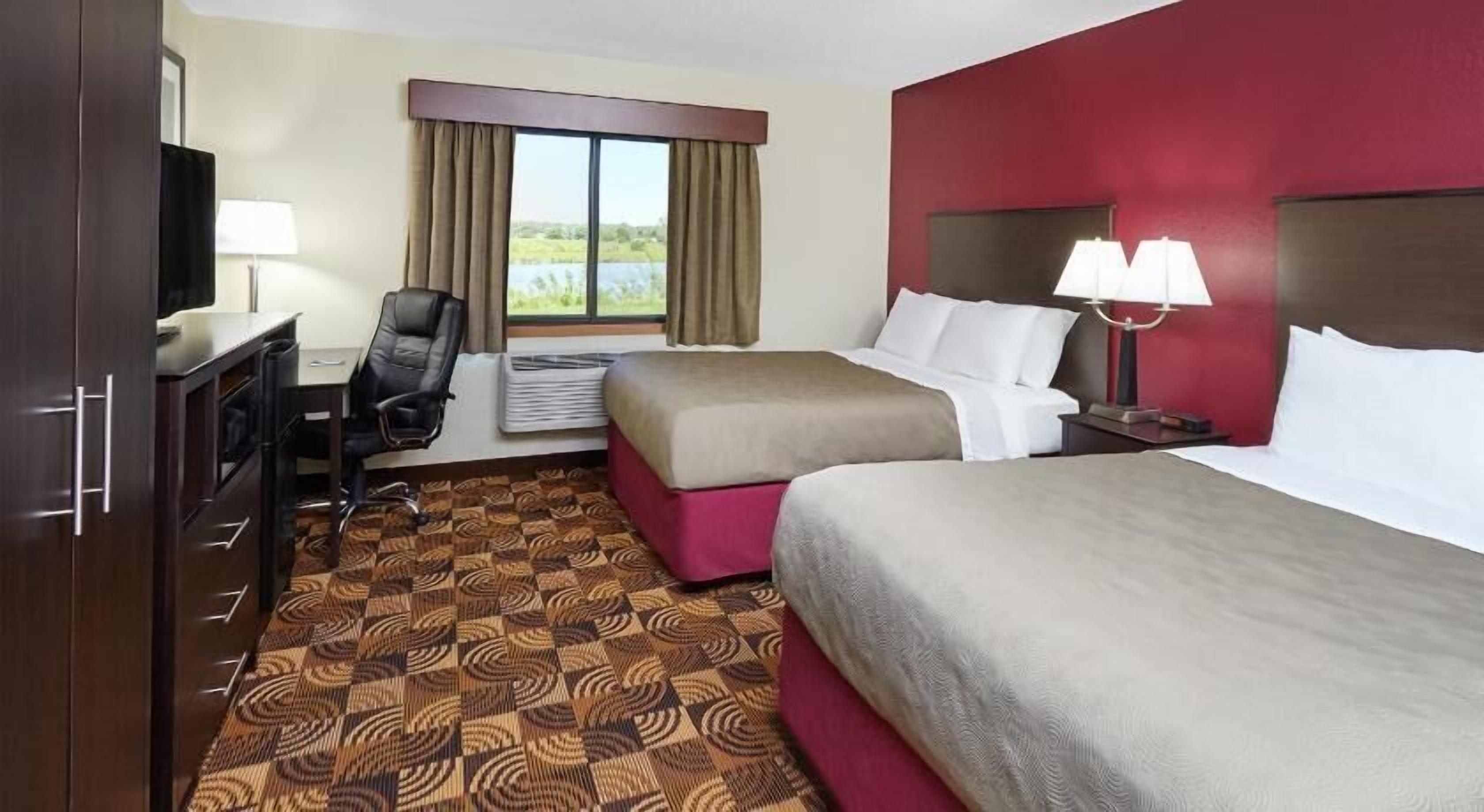 Bureau, rideaux occultants, fer et planche à repasser