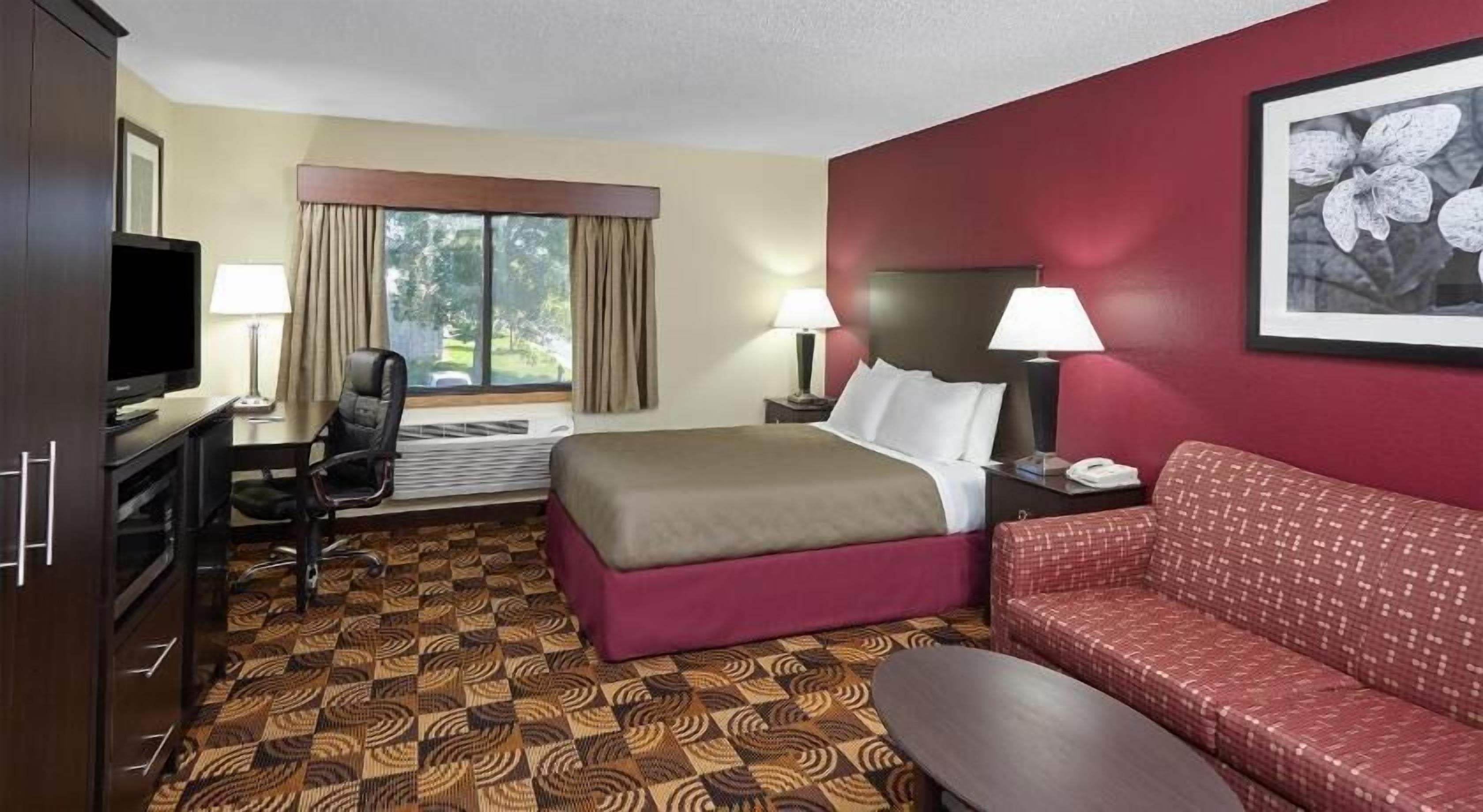 Bureau, rideaux occultants, fer et planche à repasser