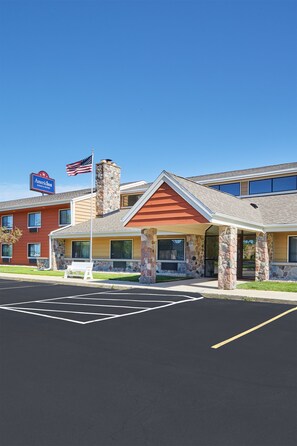 Property entrance - AmericInn by Wyndham Elkhorn Near Lake Geneva (Elkhorn)