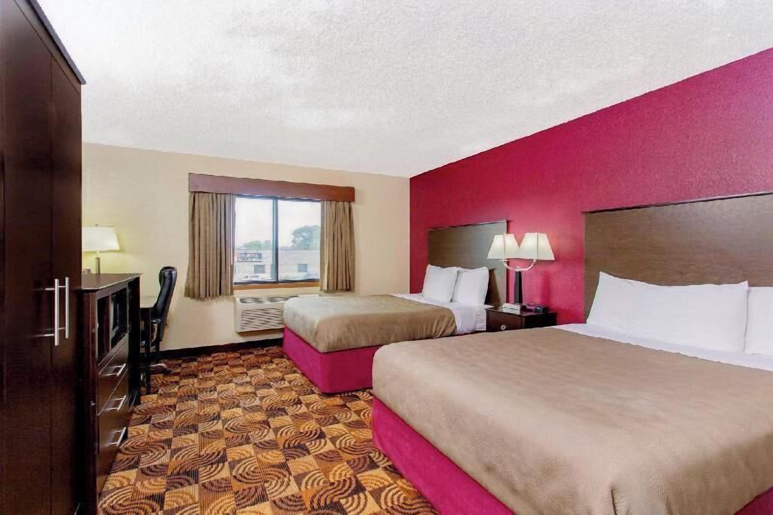 Bureau, rideaux occultants, fer et planche à repasser