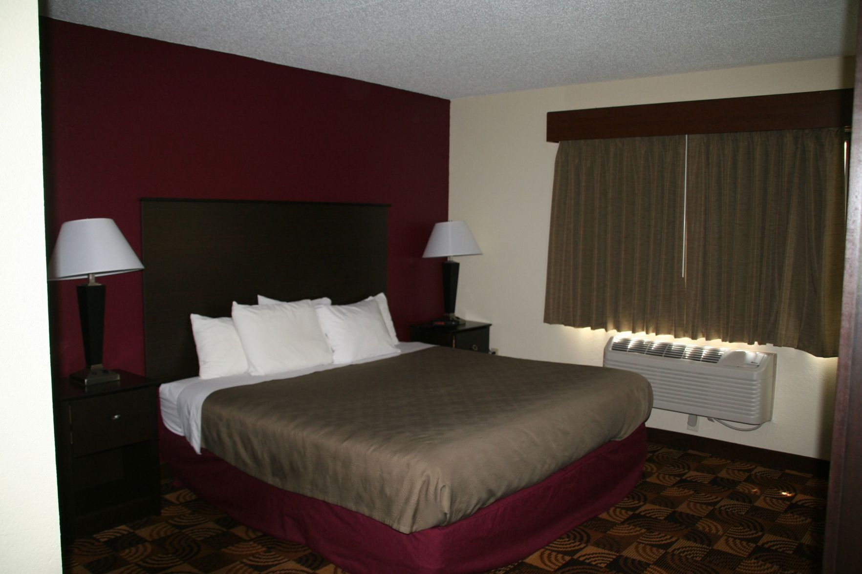 Bureau, rideaux occultants, fer et planche à repasser