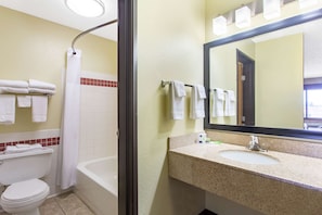 Hydromassage showerhead, free toiletries, hair dryer, towels