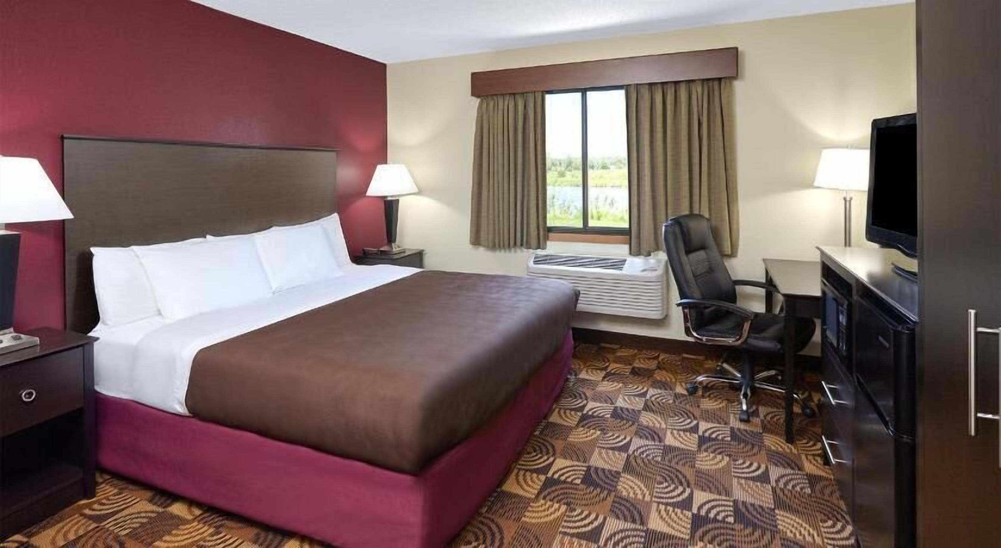 Bureau, rideaux occultants, fer et planche à repasser