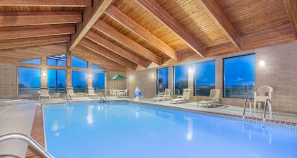 AmericInn by Wyndham Elkhorn Near Lake Geneva