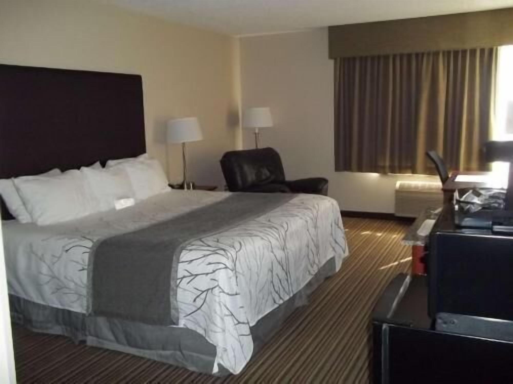 Premium bedding, pillowtop beds, in-room safe, desk