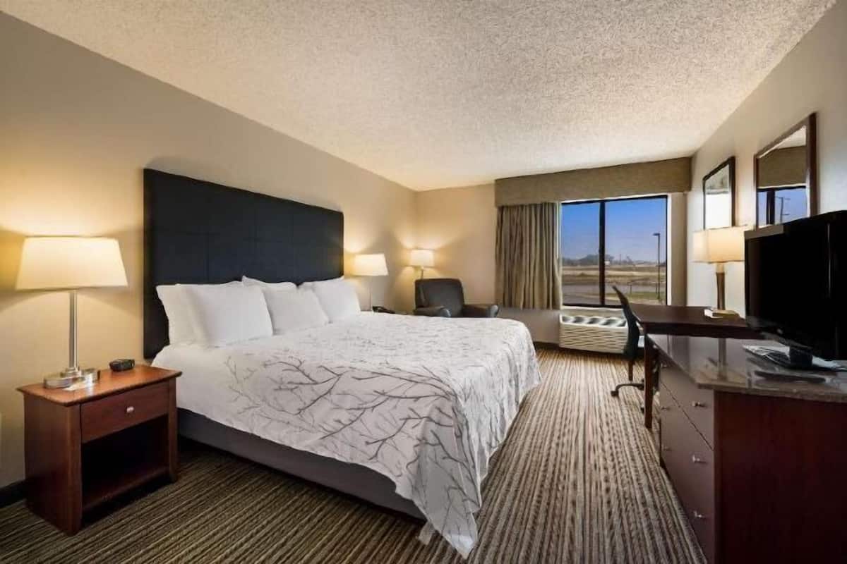 高档床上用品、加厚床垫、客房内保险箱、办公桌