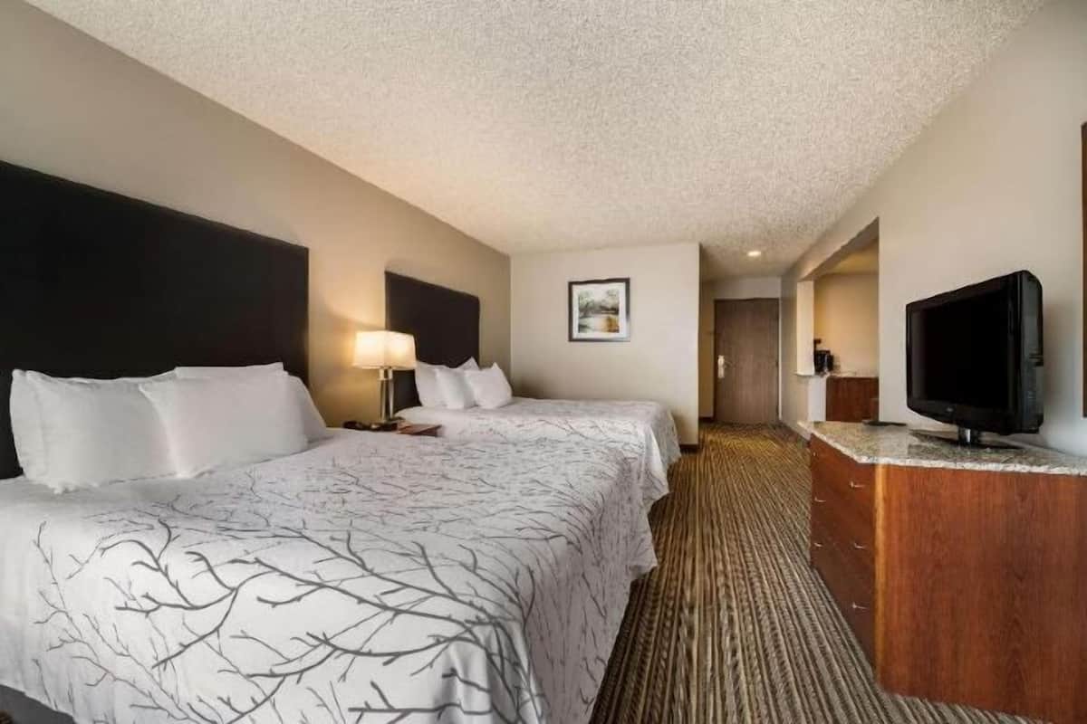 高档床上用品、加厚床垫、客房内保险箱、办公桌