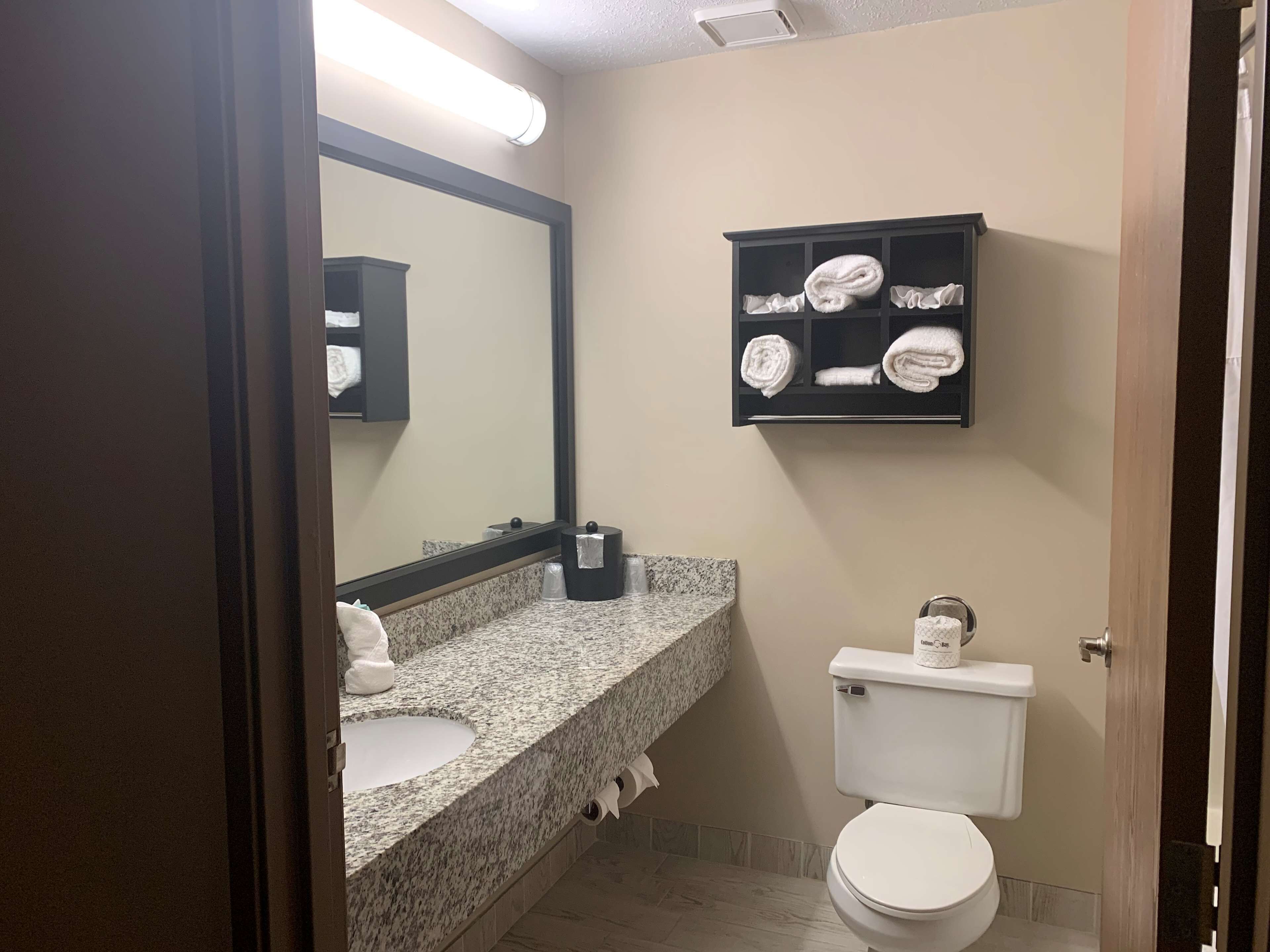 Bañera con ducha, artículos de tocador gratuitos, secador de pelo