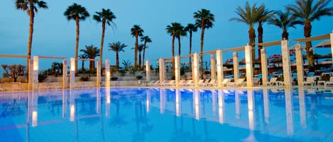 Piscine extérieure, parasols de plage, chaises longues