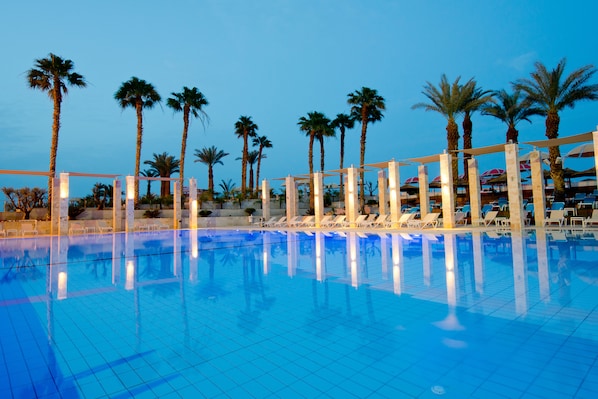 Piscine extérieure, parasols de plage, chaises longues