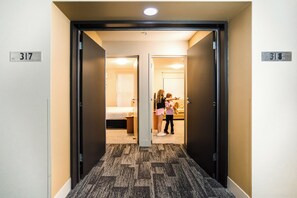 Minibar, tabla de planchar con plancha, wifi gratis y ropa de cama 