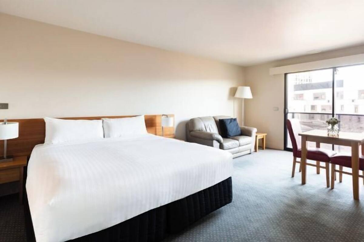 Minibar, iron/ironing board, WiFi (free), bed sheets