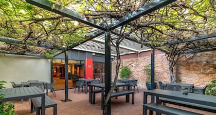 Old Woolstore Apartment Hotel