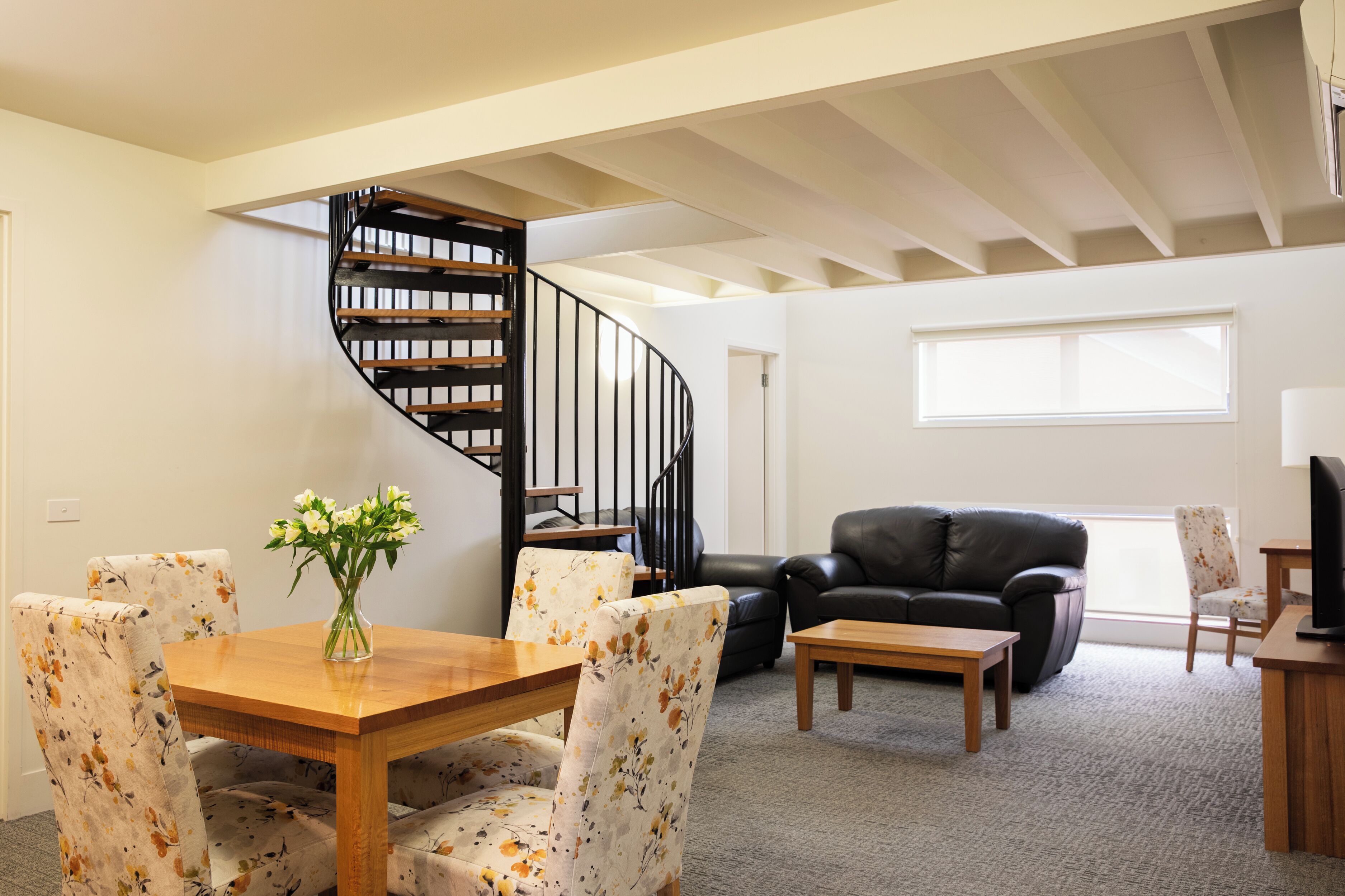 Televisión LCD de 43 pulgadas con canales vía satélite y televisión 