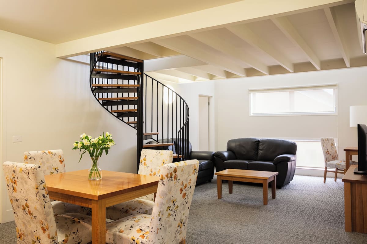 Télévision LCD de 43 pouces avec chaßnes par satellite, télévision