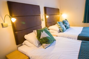 Camera tripla | Una cassaforte in camera, una scrivania, tende oscuranti