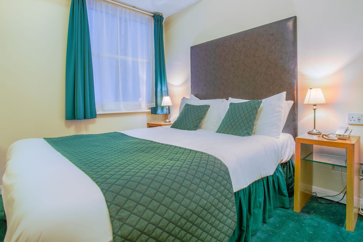 Lower Ground Floor Double Room | 客房内保险箱、办公桌、遮光窗帘、熨斗/熨板