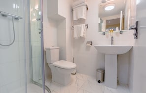 Triple Room | Bathroom | Shower, eco-friendly toiletries, hair dryer, towels - London Town Hotel (London)
