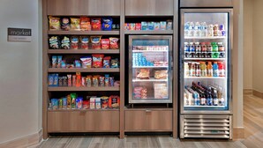 Een automatenzone met snacks, gekoelde producten en drankjes.