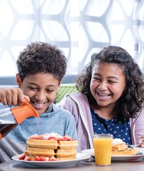 Free daily on-the-go breakfast - Hampton Inn & Suites Cleveland/Independence (Independence)