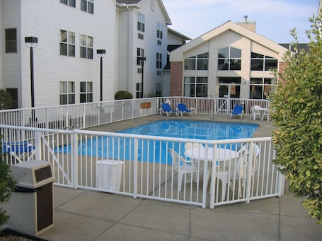 Seasonal outdoor pool. Hampton Inn & Suites Cleveland/Independence