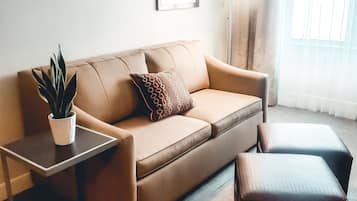 Roupas de cama premium, camas com colchões pillow-top, escrivaninha