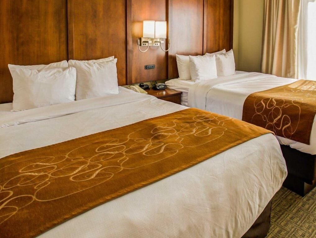 Escritorio, cortinas blackout y tabla de planchar con plancha 