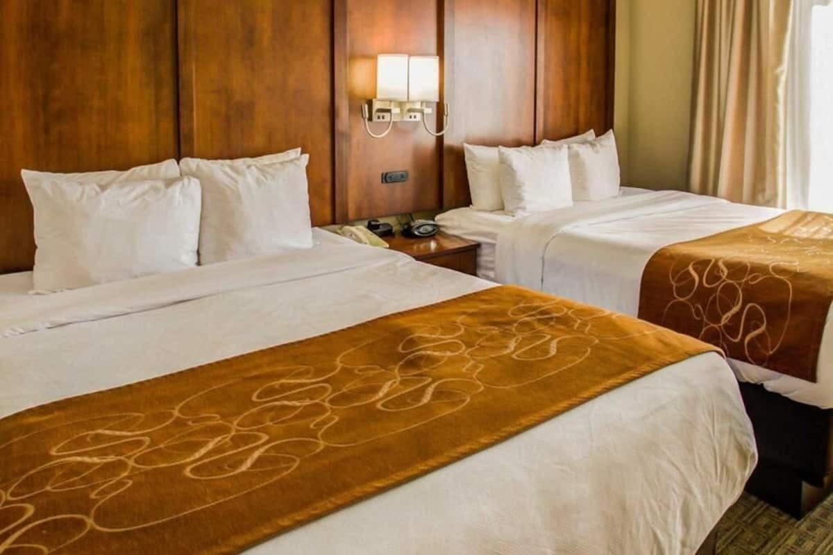 Escritorio, cortinas blackout y tabla de planchar con plancha