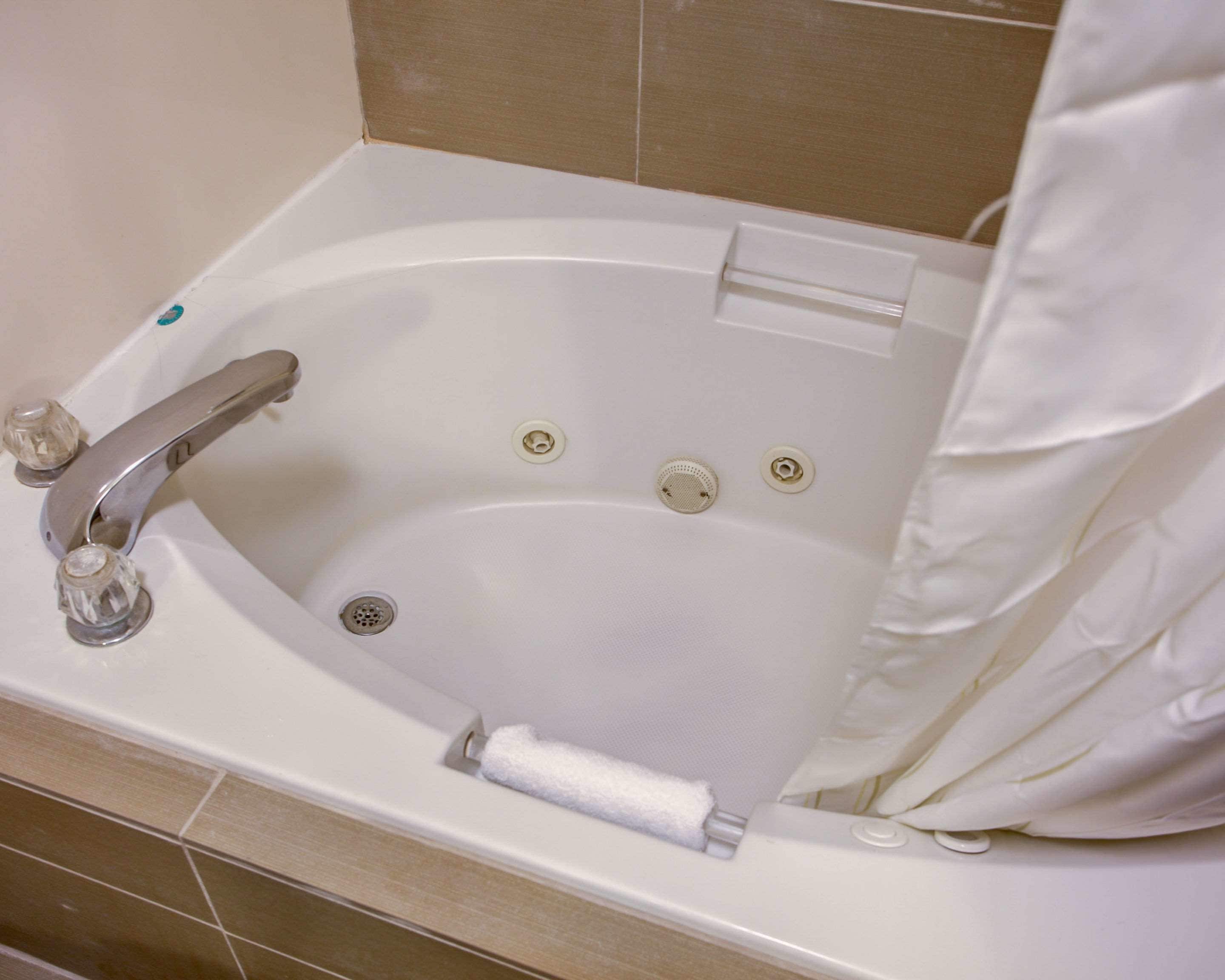 standard suite, non smoking | bathroom | free toiletries, hair dryer, towels