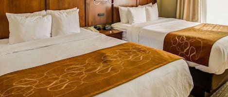 Suite, 2 camas de matrimonio, no fumadores | Escritorio, cortinas opacas, tabla de planchar con plancha