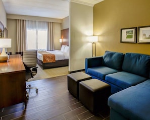 Bureau, rideaux occultants, fer et planche à repasser