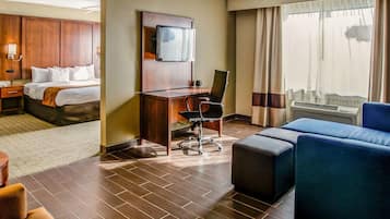 Schreibtisch, Verdunkelungsvorhänge, Bügeleisen/Bügelbrett