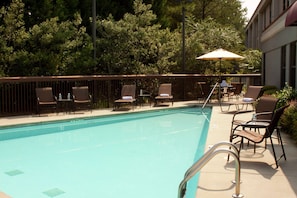Piscine extérieure, chaises longues