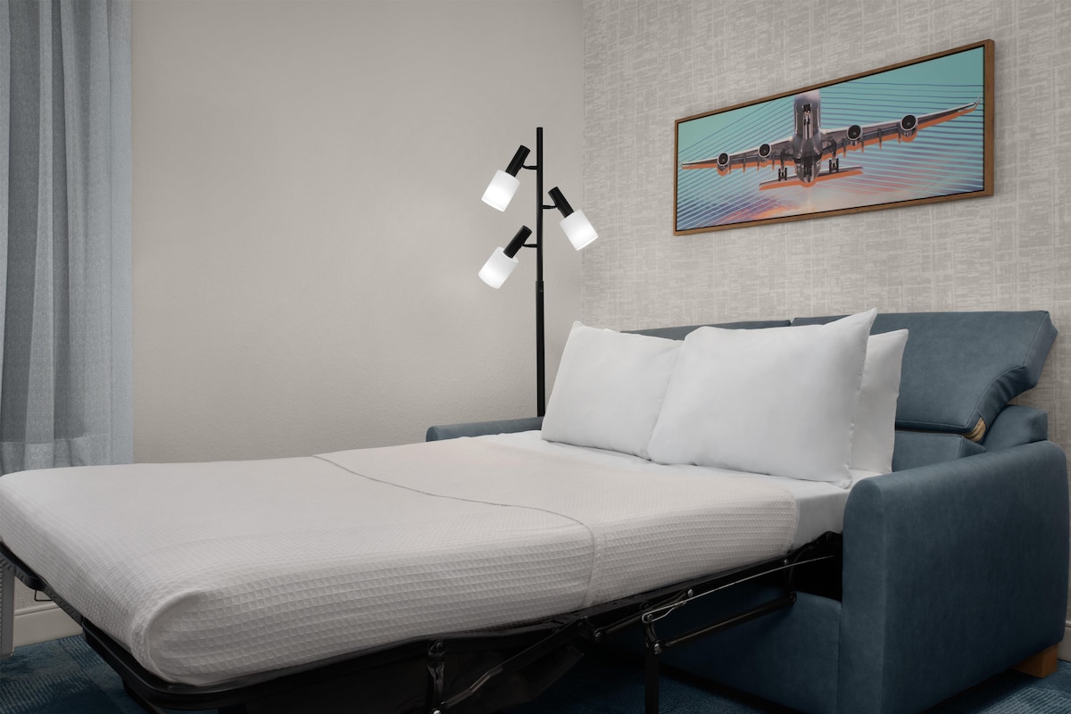 Phòng, 1 giường cỡ king và sofa giường, lò vi sóng (Study) | Bộ đồ giường cao cấp, chăn bông, két bảo mật tại phòng, bàn 