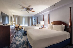 2 Queen Beds with Sofa Bed | 高档床上用品、办公桌、笔记本电脑工作区、遮光窗帘