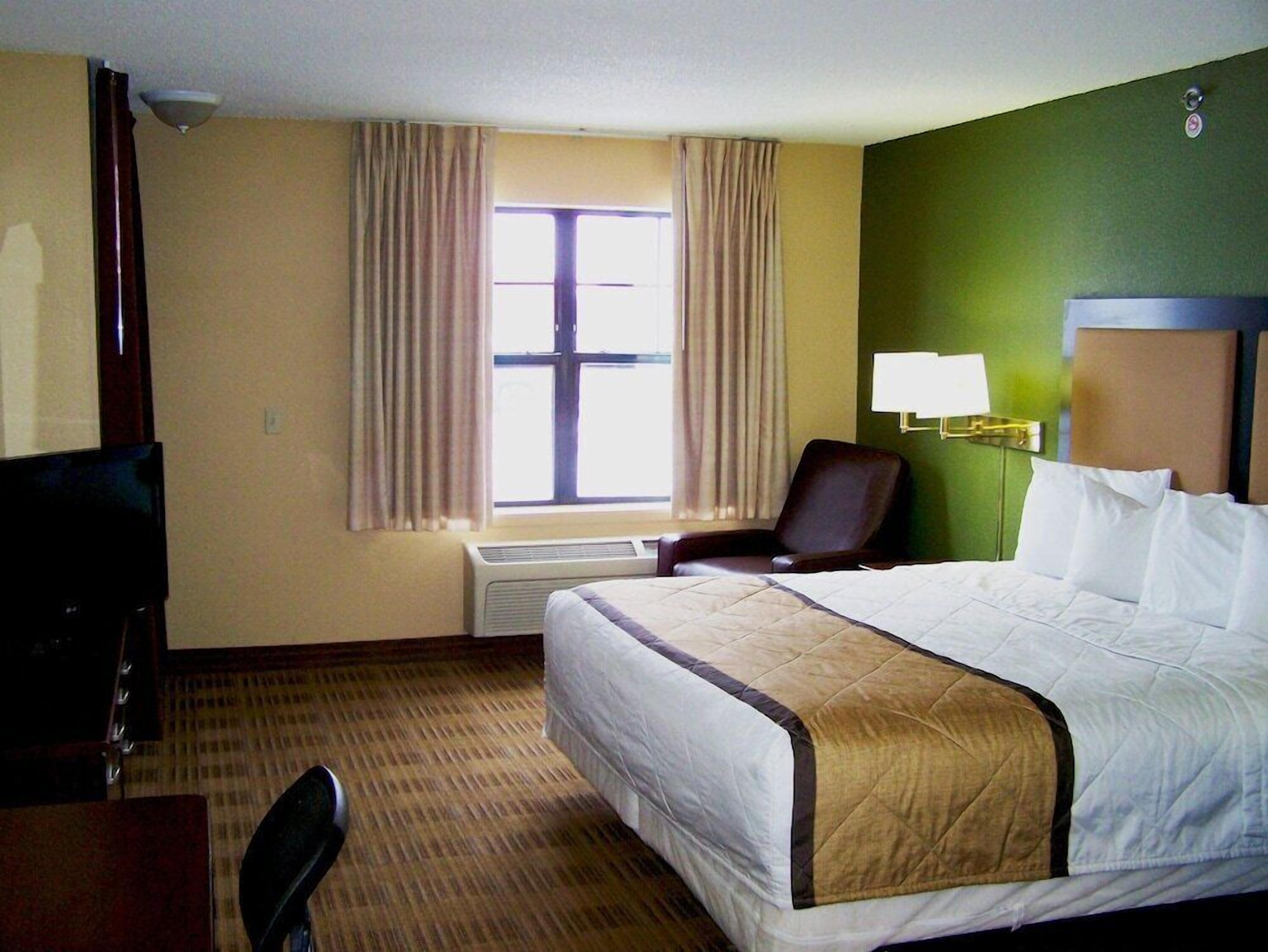 Desk, blackout drapes, iron/ironing board, free WiFi