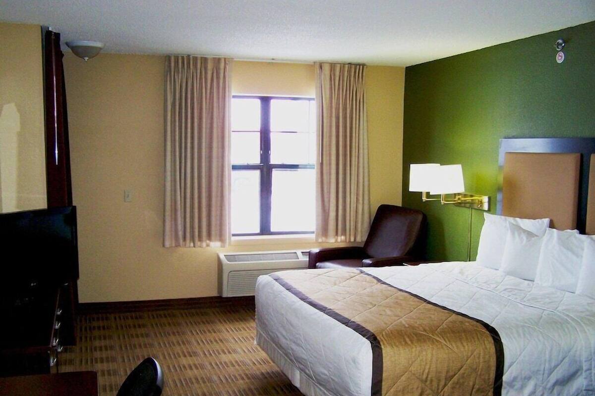 Desk, blackout drapes, iron/ironing board, free WiFi