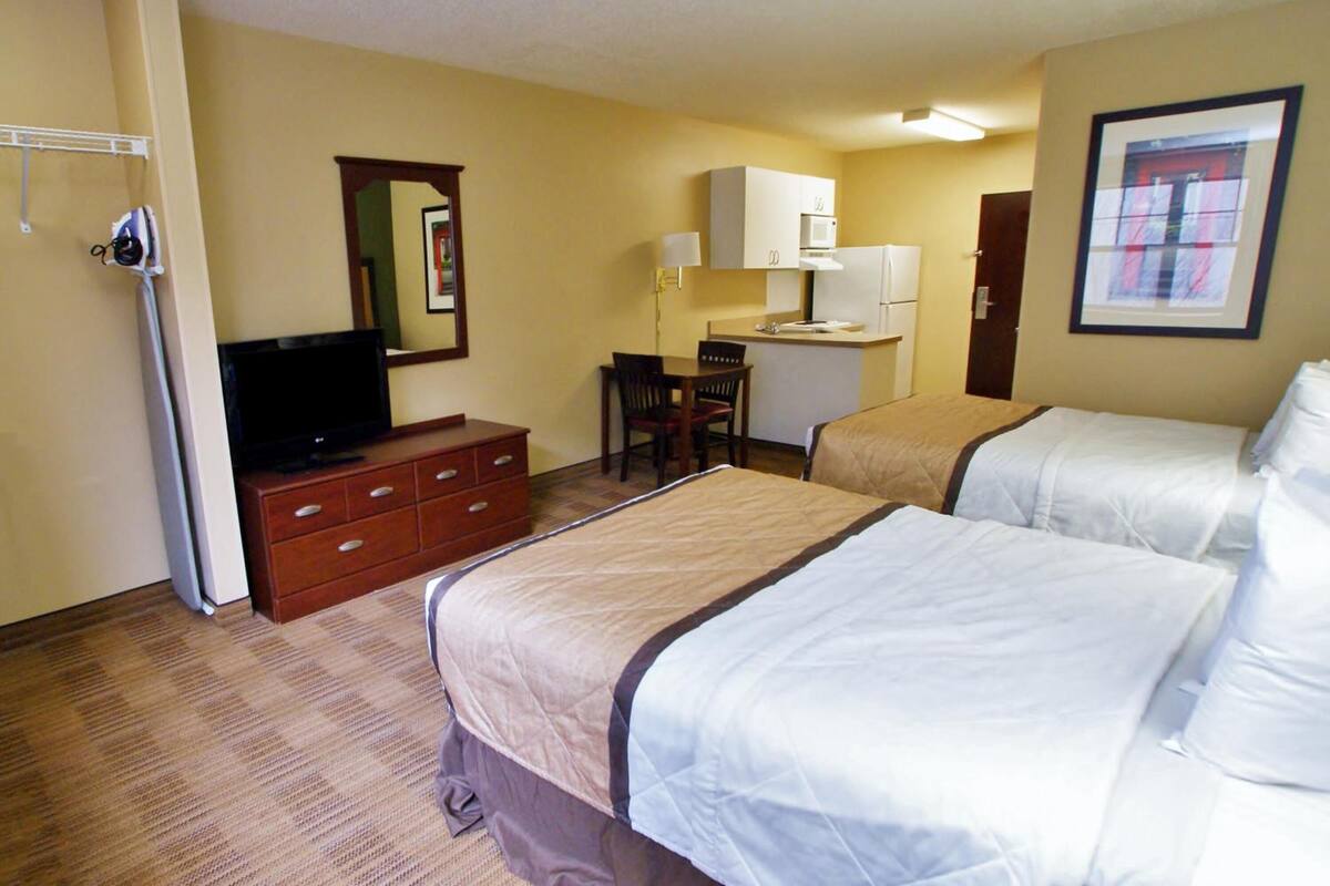 Escritorio, cortinas opacas, tabla de planchar con plancha y wifi gratis