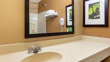 Ensemble douche/baignoire, articles de toilette gratuits, sèche-cheveux