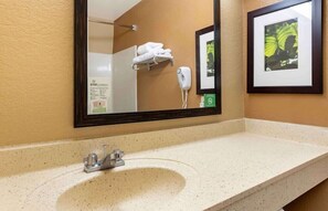 Combined shower/bathtub, free toiletries, hair dryer, towels - Studio 6 Extended Stay Minneapolis Airport Eagan MN (Eagan)