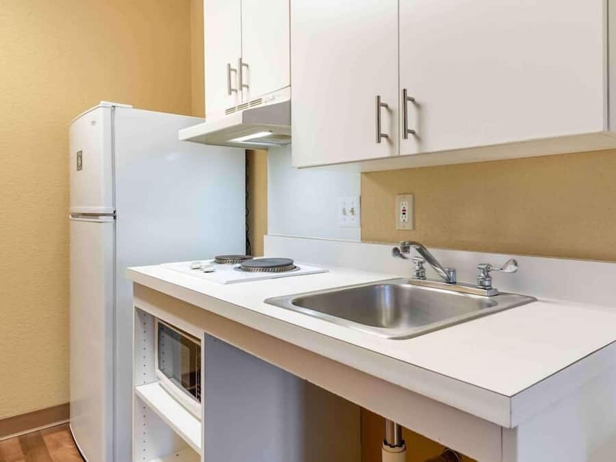 Refrigerador, microondas, placa de cocina, cafetera/tetera