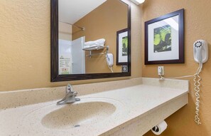 Combined shower/tub, free toiletries, hair dryer, towels - Extended Stay America Suites Minneapolis Airport Eagan South (Eagan)