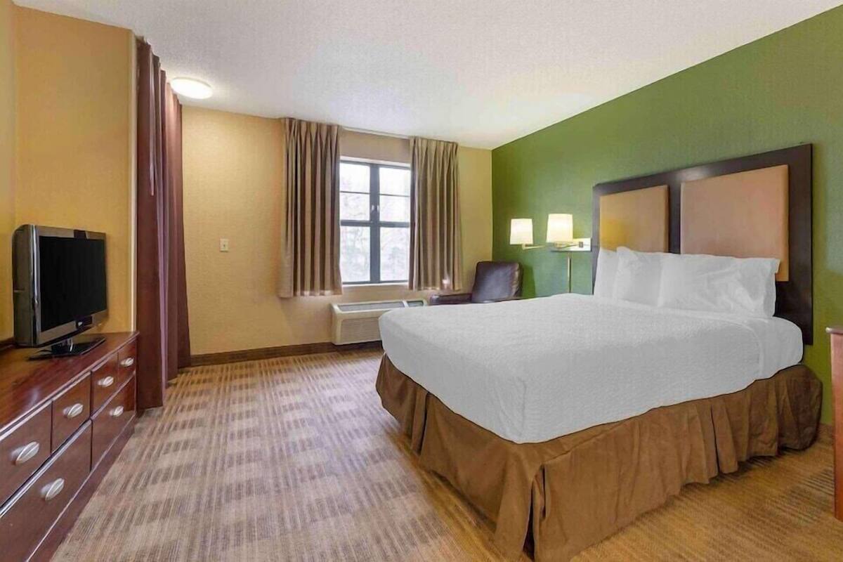 Desk, blackout drapes, iron/ironing board, free WiFi