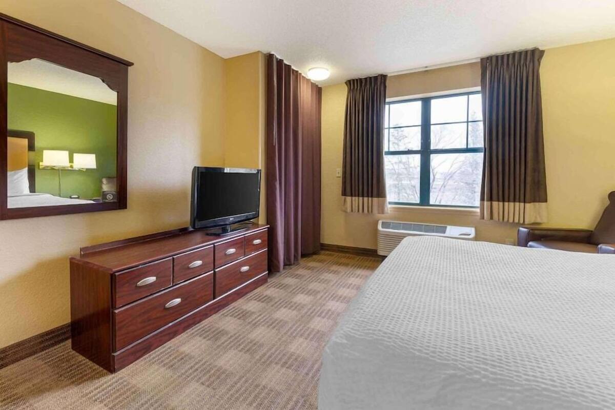 Desk, blackout drapes, iron/ironing board, free WiFi