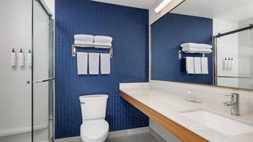 Ensemble douche/baignoire, articles de toilette gratuits, sĂšche-cheveux