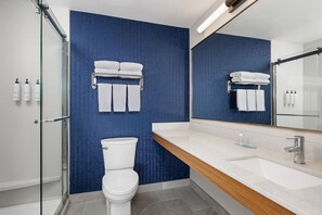 Combined shower/bathtub, free toiletries, hair dryer, towels