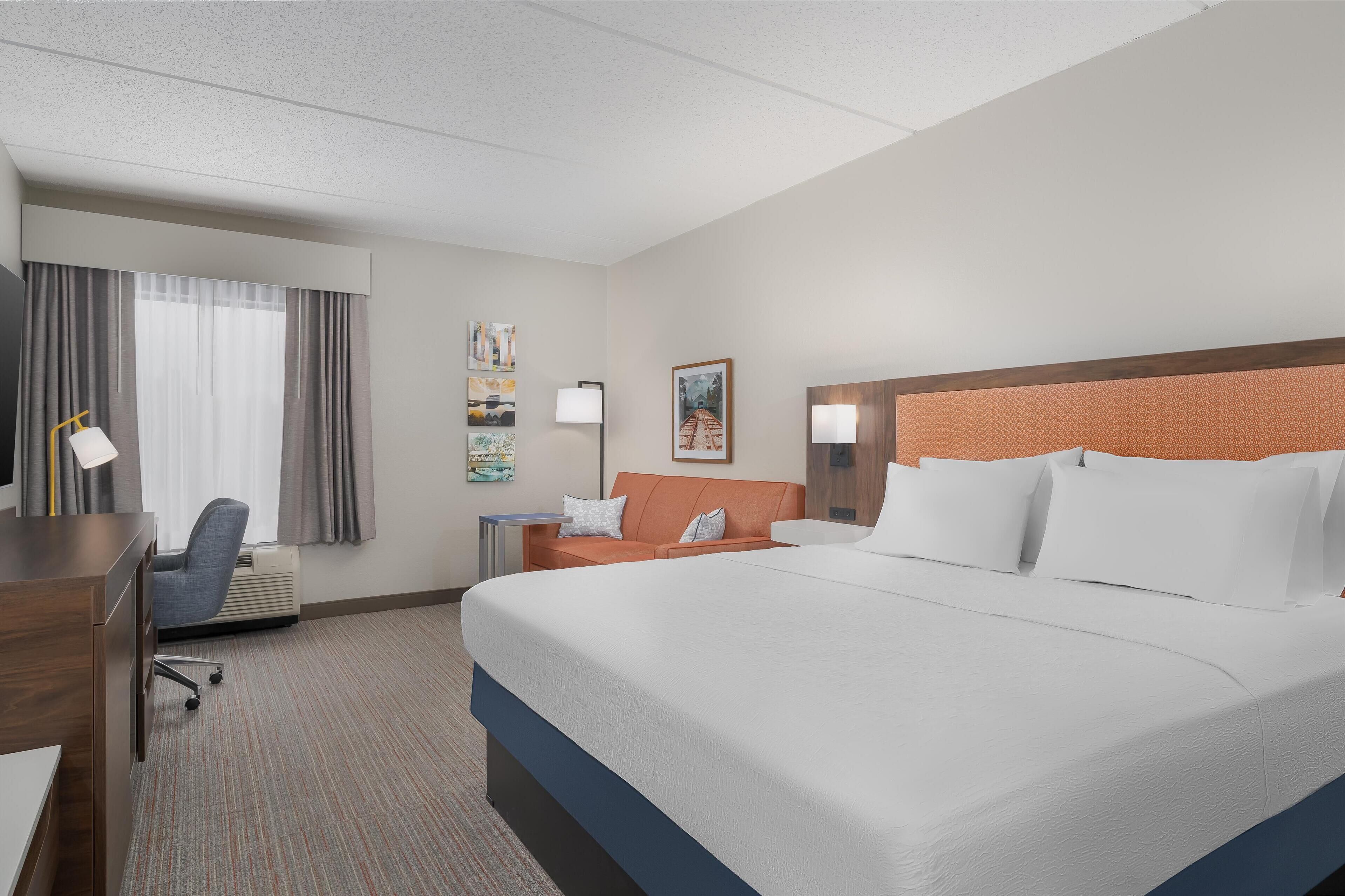 standard room, 1 king bed | living area | 37-inch flat-screen tv with cable channels, tv