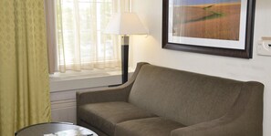 Een 32-inch flatscreentelevisie met satellietzenders en televisie