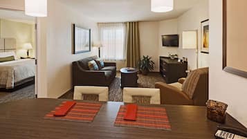 Colchones con pillow-top, escritorio y espacio para trabajar con laptop